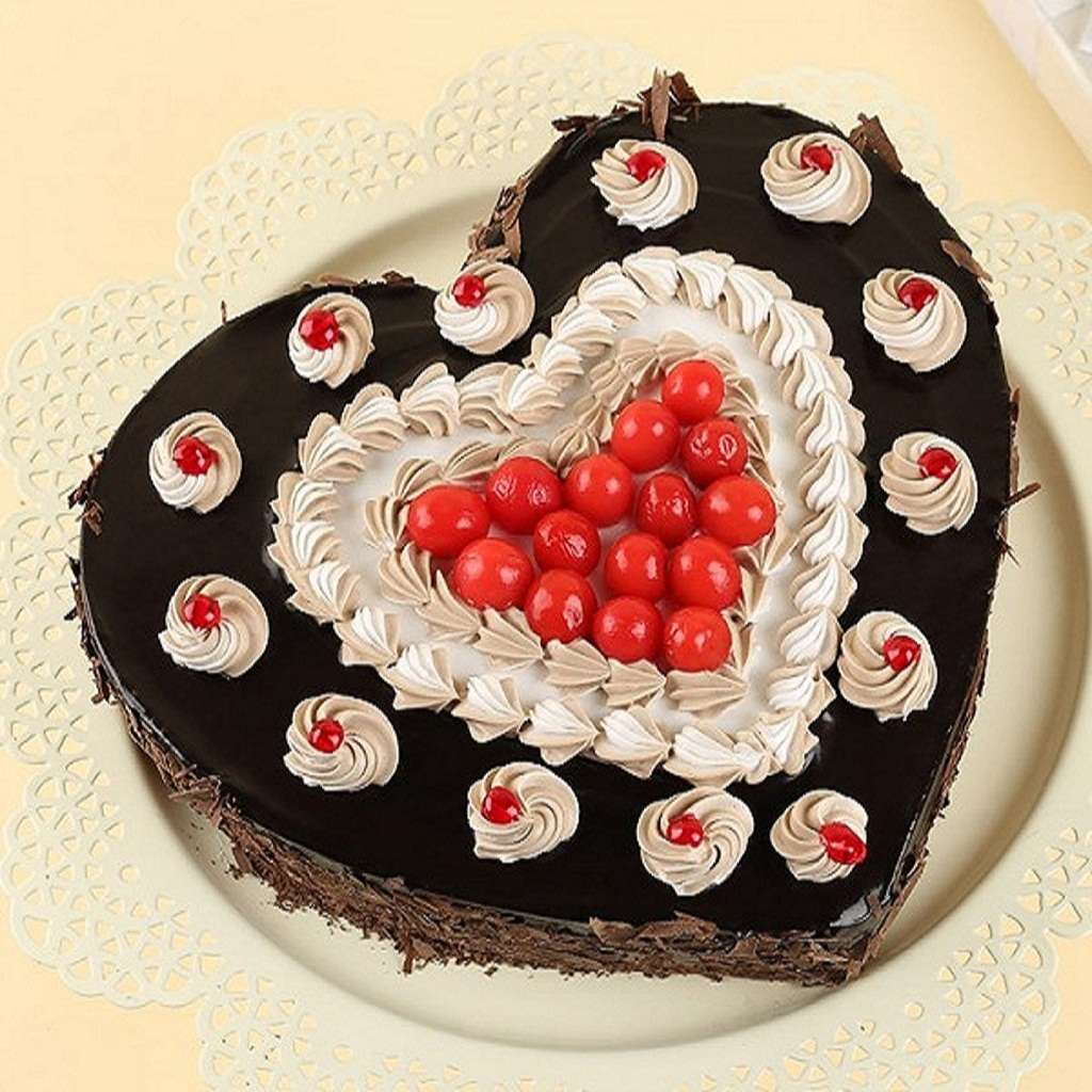 Buy/Send Roses On Heart Designer Cake- Half Kg Online- FNP